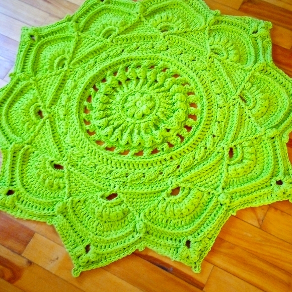 Accent rug - Picture 2 of 2